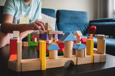 Çocuk tahta bloklarla oynuyor.