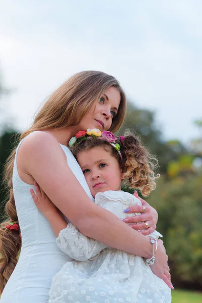 Hija Abraza Madre Con Sentimiento Parque Aire Libre — Foto de Stock