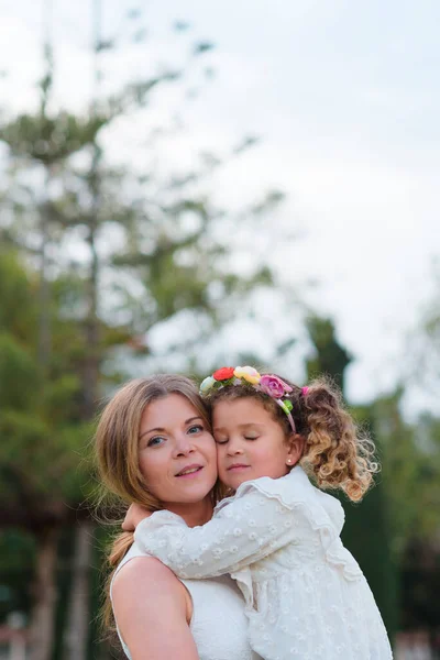 娘抱擁彼女の母親で気持ちで公園で屋外 — ストック写真