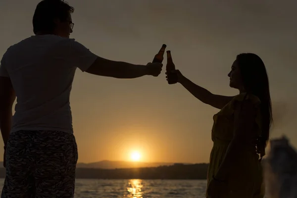 Jong Latijn Paar Met Een Drankje Buurt Van Een Meer — Stockfoto