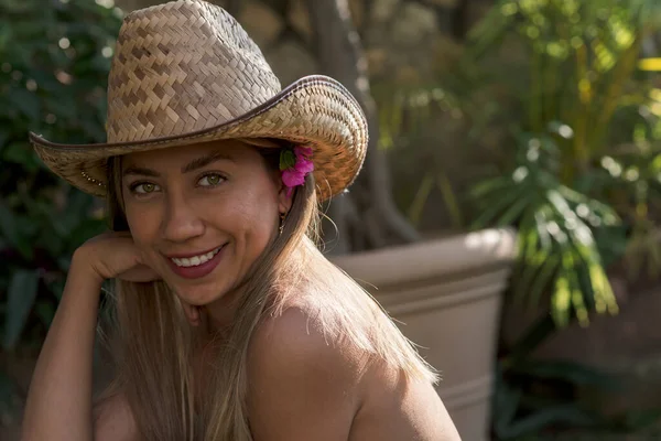 Gülümseyen Sadece Şapka Takan Hoş Bir Latin Kızın Portresi — Stok fotoğraf