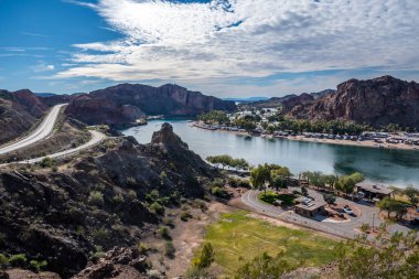 Eyalet parkının yürüyüş izinden destansı dağ manzarası