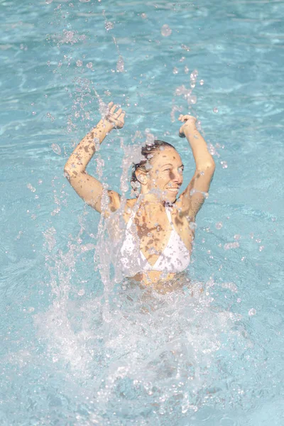 Mutlu Kadın Yüzme Havuzunda Suyla Oynuyor — Stok fotoğraf