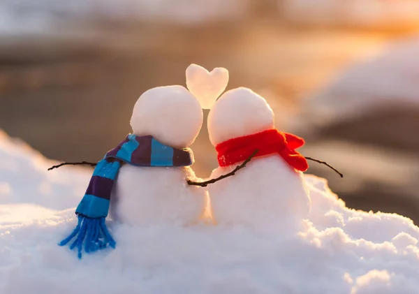 Cute Para Bałwana Miłości Sercem Śniegu Między Nimi — Zdjęcie stockowe