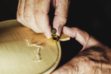 Tanınmayan luthier bir gitar yaratıyor ve geleneksel bir atölyede araçlar kullanıyor