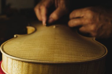 Tanınmayan luthier bir gitar yaratıyor ve geleneksel bir atölyede araçlar kullanıyor