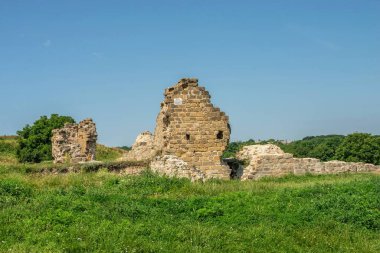 Khotyn, Ukrayna 11.07.2021. Ukrayna 'nın Chernivtsi bölgesindeki Khotyn kalesi güneşli bir yaz gününde