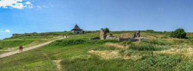 Khotyn, Ukrayna 11.07.2021. Ukrayna 'nın Chernivtsi bölgesindeki Khotyn kalesi güneşli bir yaz gününde