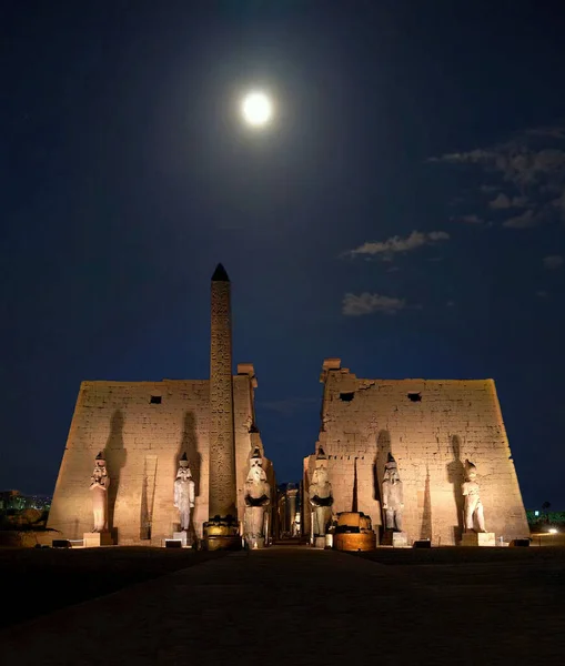 Luna Llena Sobre Templo Luxor —  Fotos de Stock