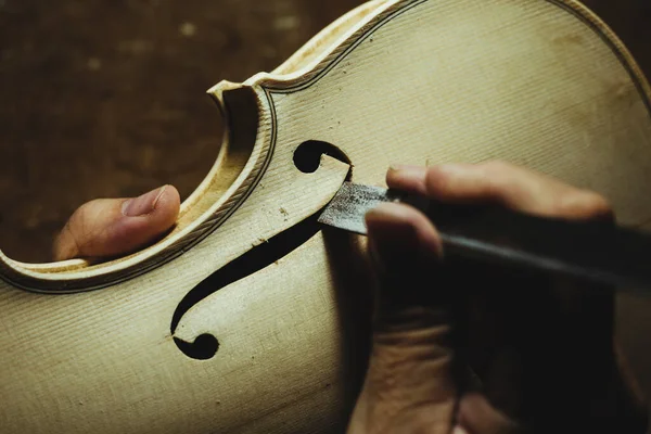 Luthier Não Reconhecido Criando Uma Guitarra Usando Ferramentas Uma Oficina — Fotografia de Stock