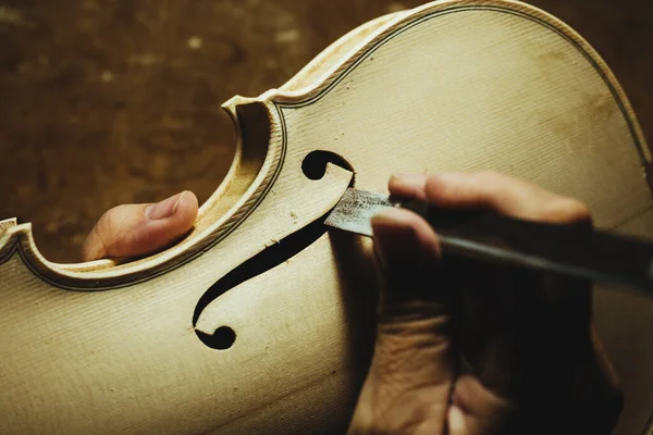 Luthier Não Reconhecido Criando Uma Guitarra Usando Ferramentas Uma Oficina — Fotografia de Stock