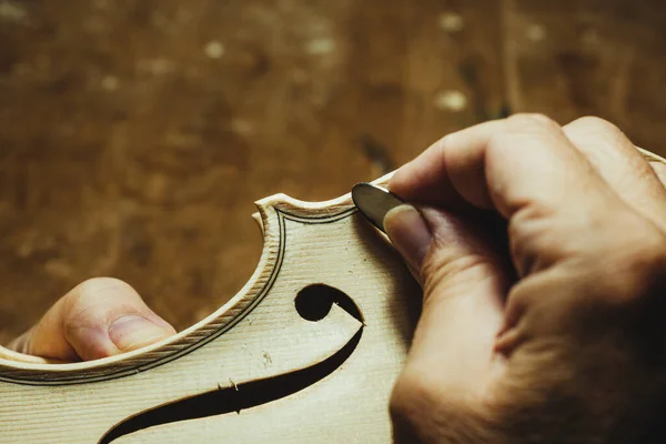 Vioolbouwer Bouwvakker Zijn Atelier Corua Spanje Snijdend Beeldhouwend Een Viool — Stockfoto