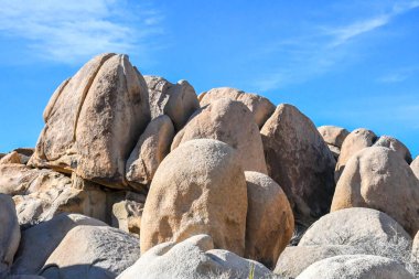 Çölün yürüyen patikasından destansı dağ manzarası