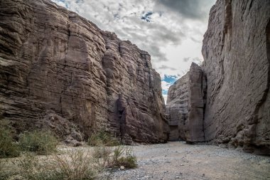 Mekke Tepeleri 'nin yürüme mesafesindeki destansı dağ manzarası