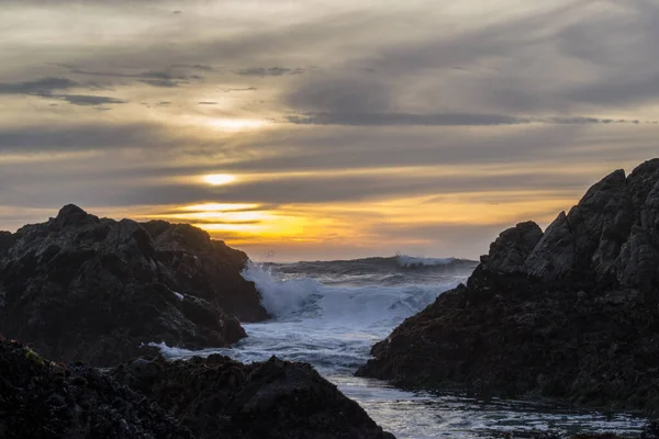 カリフォルニア州ボデガ湾の美しい夕日と波 — ストック写真