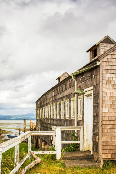 Vieux Bâtiment Fruits Mer Bardeaux Sur Bord Eau — Photo