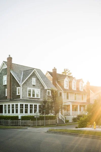 古典的な輝く家の近所のシーン間の太陽のフレア — ストック写真