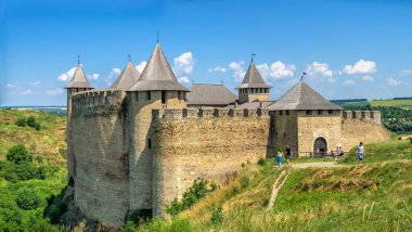 Khotyn, Ukrayna 11.07.2021. Ukrayna 'nın Chernivtsi bölgesindeki Khotyn kalesi güneşli bir yaz gününde