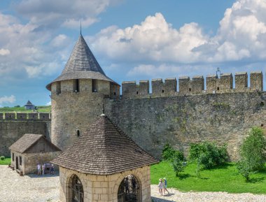 Khotyn, Ukrayna 11.07.2021. Ukrayna 'nın Chernivtsi bölgesindeki Khotyn kalesi güneşli bir yaz gününde