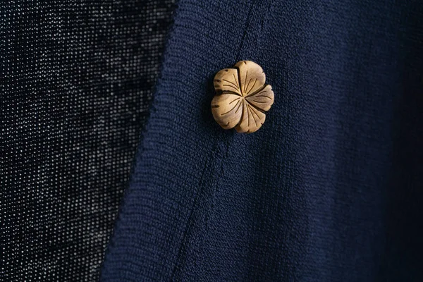 Cardigan Bleu Foncé Avec Boutonnière Bois Sur Poitrine Gros Plan — Photo