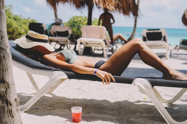 Frau Posiert Bikini Mit Cocktail Tropischen Strand — Stockfoto