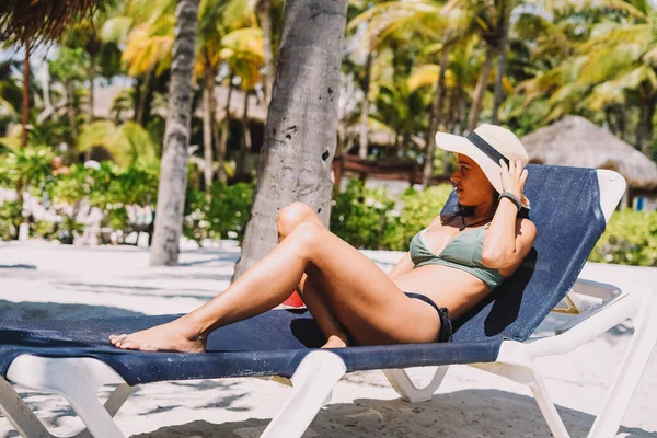 Frau Posiert Bikini Mit Cocktail Tropischen Strand — Stockfoto