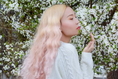 Bahar Çiçekleri Olan Asyalı Kız