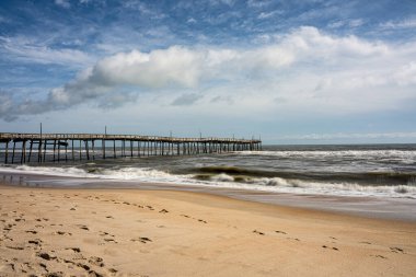 Güzel gökyüzü olan sahildeki iskele.