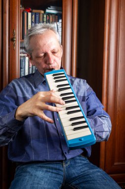 Son sınıf öğrencisi evdeki melodiyi çalıyor.