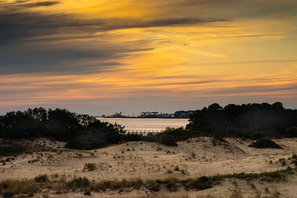 Захід Сонця Пляжі Водою Задньому Плані — стокове фото