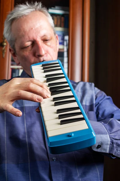 Volwassen Man Jaar Oud Speelt Melodica — Stockfoto