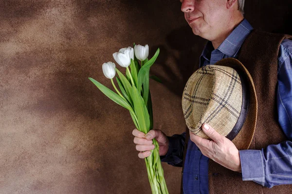 Dorosły Mężczyzna Bukietem Białych Tulipanów Przestrzeń Kopiowania — Zdjęcie stockowe
