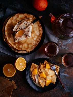 Siyah tabakta ev yapımı krep, çay.