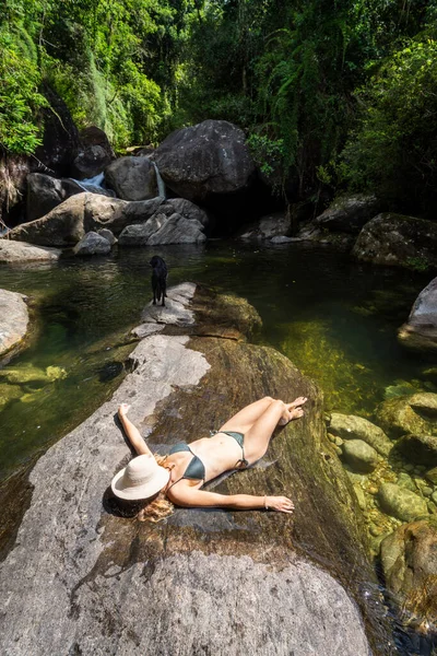Bela Vista Para Mulher Deitada Sobre Rochas Cachoeira Floresta Tropical — Fotografia de Stock