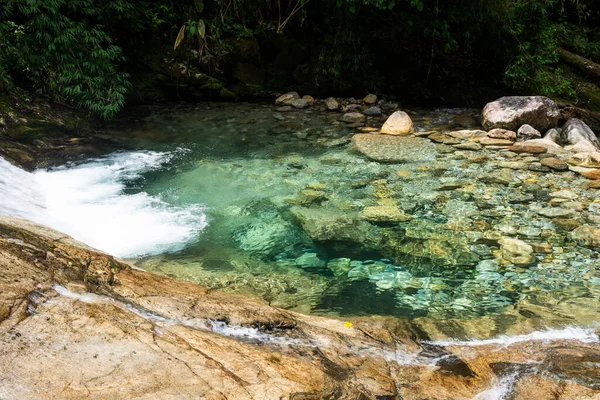 Schöner Blick Auf Den Grünen Atlantischen Regenwald Wasserfall Mit Blauem — Stockfoto