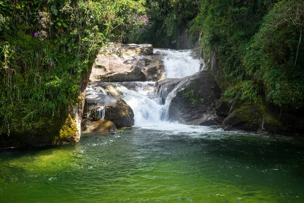 Schöner Blick Auf Den Grünen Atlantischen Regenwald Wasserfall Itatiaia Park — Stockfoto