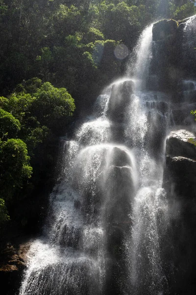 イタリアの岩の多い大西洋性熱帯雨林の滝への美しい眺め公園 リオデジャネイロ ブラジル — ストック写真