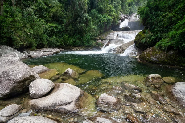 位于巴西里约热内卢Itatiaia公园的绿色大西洋雨林瀑布美景 — 图库照片