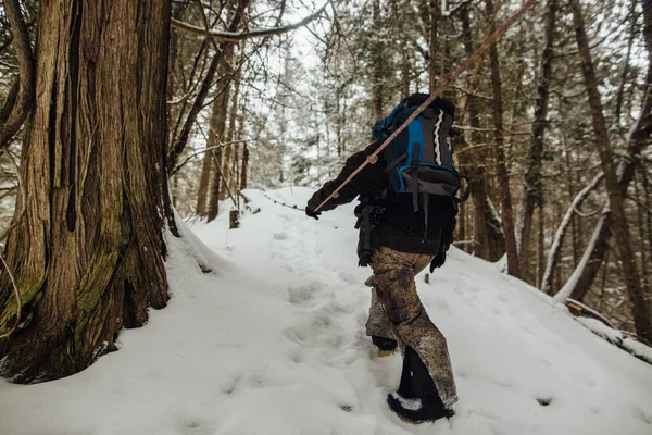 Man Hiking Snowy Hill — Stock Photo, Image