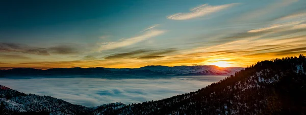 Východ Slunce Údolí Obrácenou Vrstvou Praporu Horami — Stock fotografie