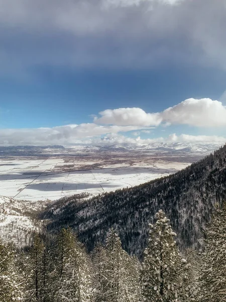 Blauer Himmel Und Wolken Über Einem Verschneiten Berg Und Tal — Stockfoto
