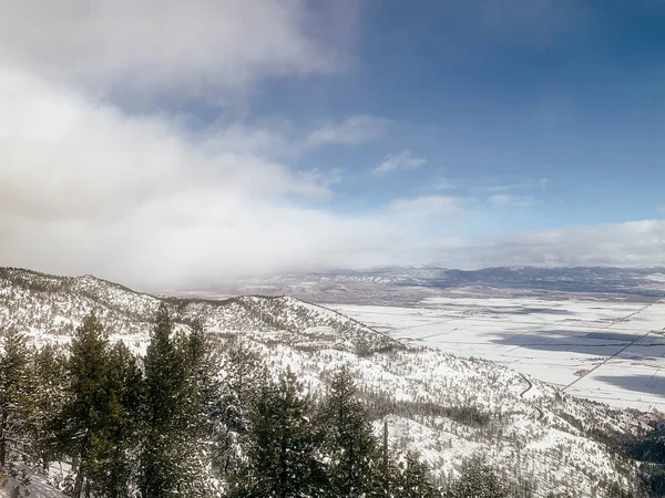 Blauer Himmel Und Wolken Über Verschneiter Landschaft Mit Bergen Und — Stockfoto
