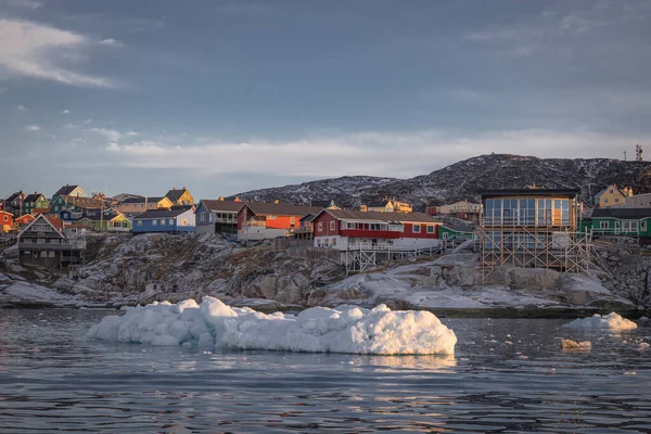 Ciudad Ártica Típica Rodeada Grandes Icebergs — Foto de Stock