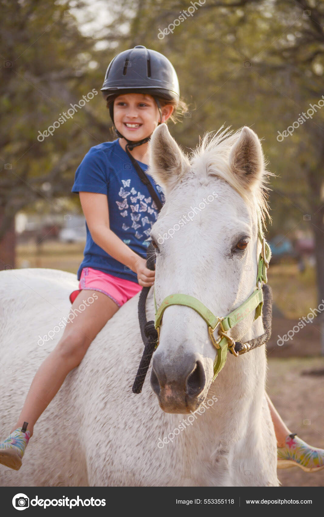 Petite Fille Cheval Équitation Sur Cheval Blanc image libre de