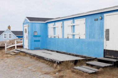 Kuzey kutbunda tipik bir ağaç ev.