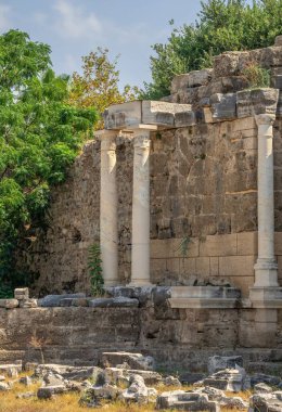 Yana, Türkiye 18.07.2021. Türkiye 'nin Antalya ilinin Antik Kenti güneşli bir yaz gününde