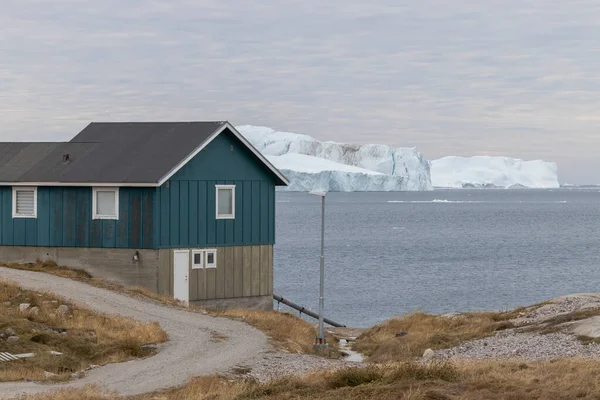 Ciudad Ártica Típica Rodeada Grandes Icebergs — Foto de Stock