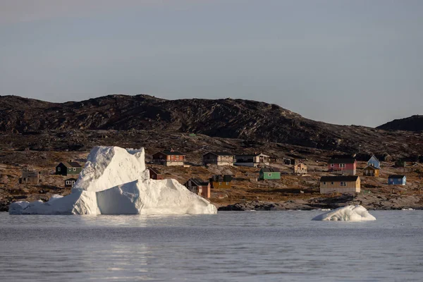 Tipical Artic Πόλη Που Περιβάλλεται Από Μεγάλα Παγόβουνα — Φωτογραφία Αρχείου