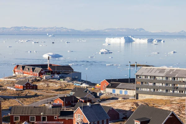 Типичный Арктический Город Окруженный Большими Льдами — стоковое фото