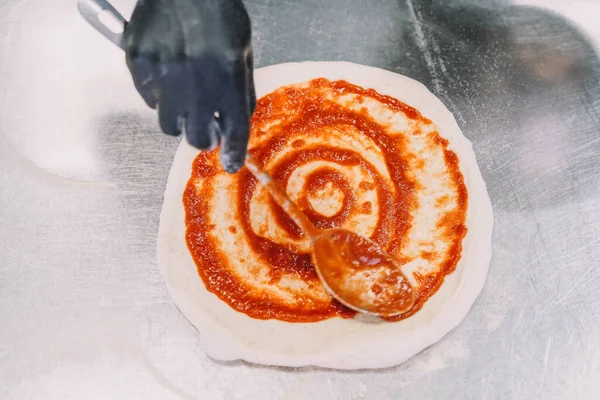 Προετοιμασία Μιας Χειροποίητης Πίτσας Ιταλικού Στυλ Από Ειδικό — Φωτογραφία Αρχείου